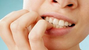 Hiểm họa khôn lường từ thói quen cắn móng tay