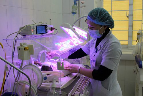 Cần đưa trẻ đến các trung tâm Y tế để điều trị bệnh vàng da
