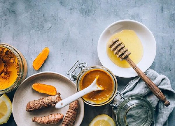 Mặt nạ từ mật ong và tinh bột nghệ