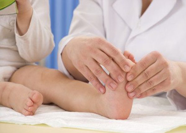 Không chỉ có ở người lớn mà trẻ em cũng bị bệnh viêm khớp dạng thấp