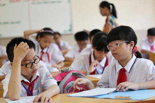 Ngồi học sai tư thế dễ dẫn đến cận thị ở trẻ em