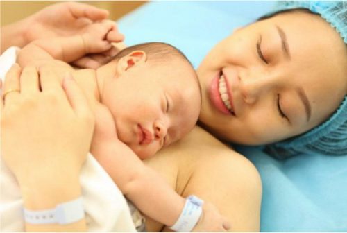 Mẹ nên đến các trung tâm Y tế để thực hiện việc sinh nở