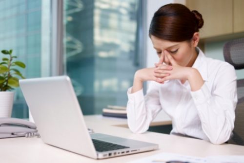 Làm việc với máy tính thường xuyên có ảnh hưởng rất lớn đến mắtLàm việc với máy tính thường xuyên có ảnh hưởng rất lớn đến mắt