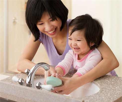 Cha mẹ nên dạy trẻ cách phòng tránh bệnh Chân tay miệng