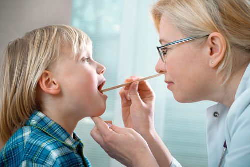 Đưa trẻ bị viêm họng cấp đến các cơ sở y tế khám Đưa trẻ bị viêm họng cấp đến các cơ sở y tế khám