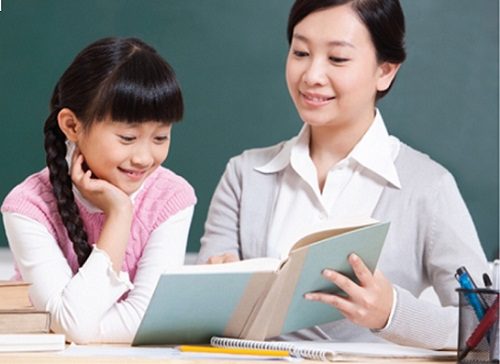 Nghề nghiệp như: giáo viên, ca sĩ,… có thể tấn công gây ra viêm họng