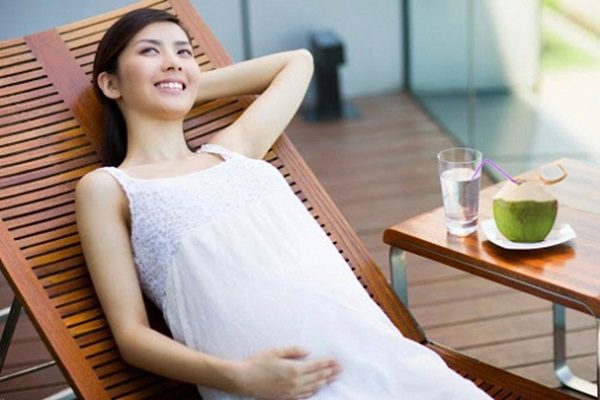 Có nên uống nước dừa vào những tháng cuối khi mang bầu không?
