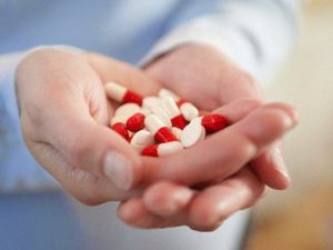 Khi bị viêm mũi dị ứng nên lưu ý khi dùng thuốc kháng histamin để điều trị