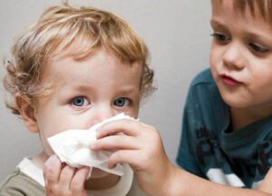 tre duoi 4 tuoi rat de bi tan cong boi tac nhan gay hai do he mien dich chua hoan thien 1 min 768x432 1