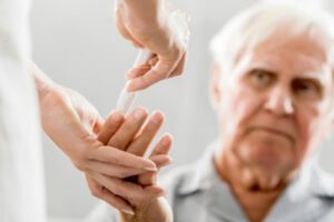 1467251704nguoi cao tuoi bi tieu duong 1