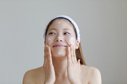 Dưỡng ẩm cho da là không thể thiếu để tránh da mọc mụn