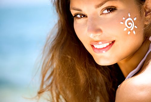 Bôi kem chống nắng là không thể thiếu để chống tàn nhang