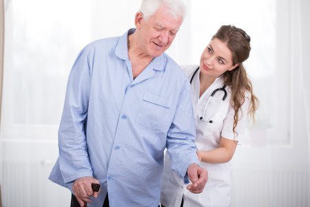 Loãng xương là loại bệnh thường gặp ở người già