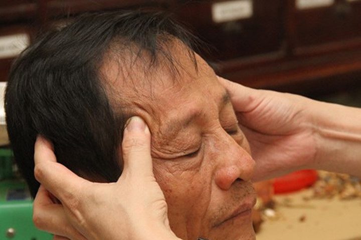 Bấm huyệt huyệt Thái dương