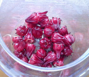 co nhieu tac hai khi lam dung tra atiso 1 1