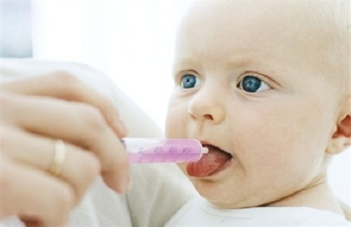 Hậu quả mẹ không tưa lưỡi, bé bị hôi miệng