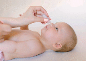 Ho và sổ mũi ở trẻ sơ sinh có thể do nhiều nguyên nhân