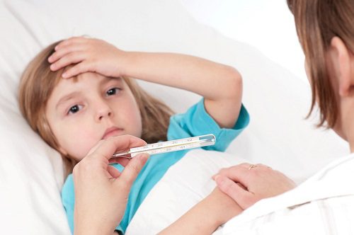 Sốt nhẹ, đau đầu, đau tuyến họng là dấu hiệu trẻ bị quai bị