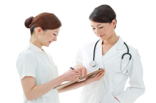 Điều dưỡng viên cần lưu ý những gì khi cho bệnh nhân dùng thuốc
