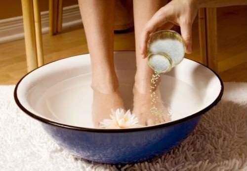Ngâm chân bằng nước muối ấm pha gừng