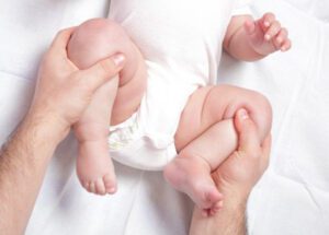 Y sĩ YHCT mách cha mẹ bài thuốc dân gian trị hăm tã cho con