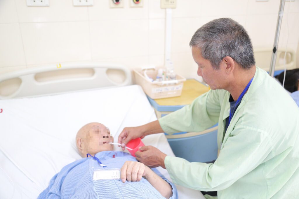 Phẫu thuật nội soi thành công ung thư trực tràng cho bệnh nhân 96 tuổi, sức khoẻ phức tạp 10 article 194
