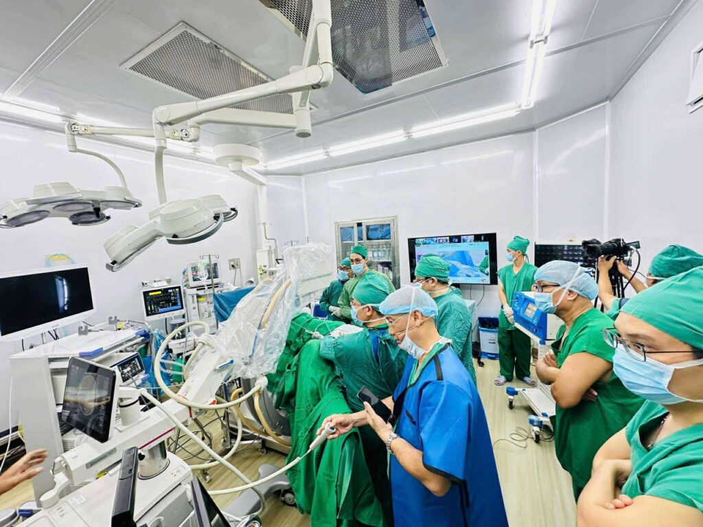 Trình diễn phẫu thuật trực tiếp 6 ca bệnh thận - tiết niệu tại Hội nghị VUNA-HUNA 2025 4 article 220