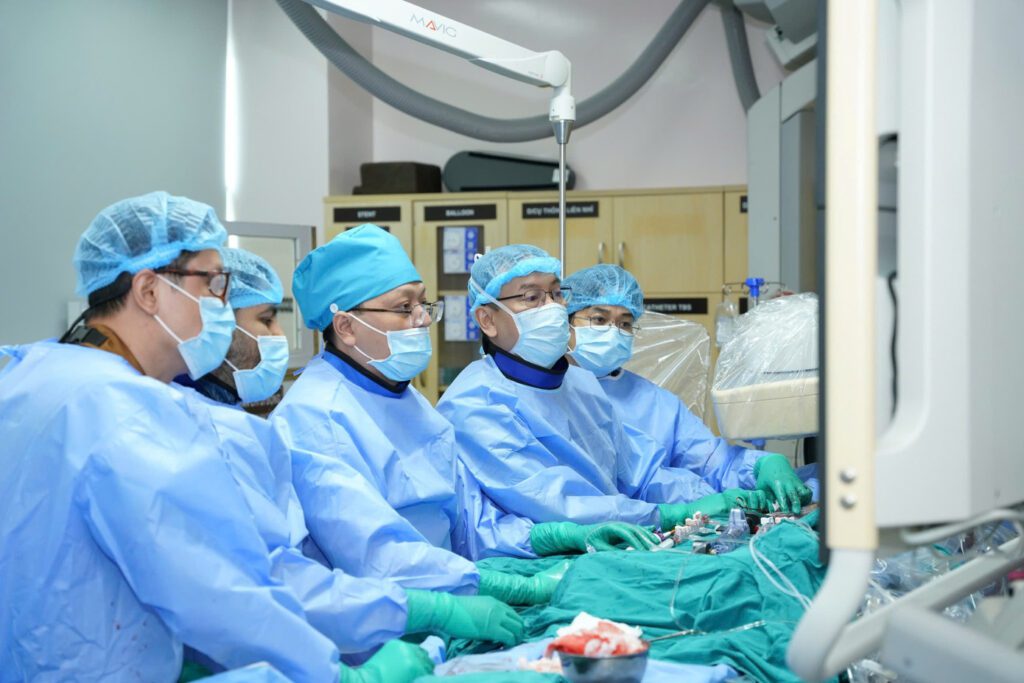 Bác sĩ Việt Nam làm chủ kỹ thuật thay van tim hiện đại nhất thế giới 1 article 9