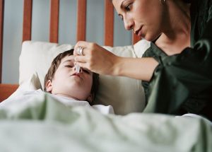 Điều dưỡng viên hướng dẫn cách chăm sóc trẻ viêm mũi dị ứng