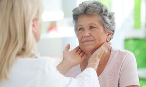 Cần chăm sóc bệnh nhân sau phẫu thuật tuyến giáp như thế nào?