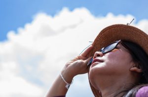 Tầm quan trọng của việc bảo vệ mắt khỏi tia UV