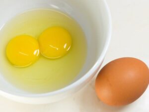 Dược sĩ chia sẻ lý do tại sao chúng ta không nên ăn trứng sống ?