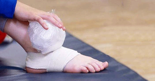 Chườm đá lạnh lên vùng chi bị bong gân