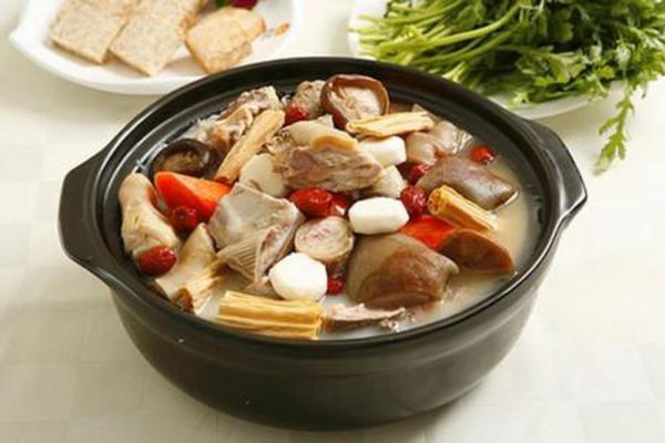 Canh thịt dê bổ trung ích khí dưỡng huyết