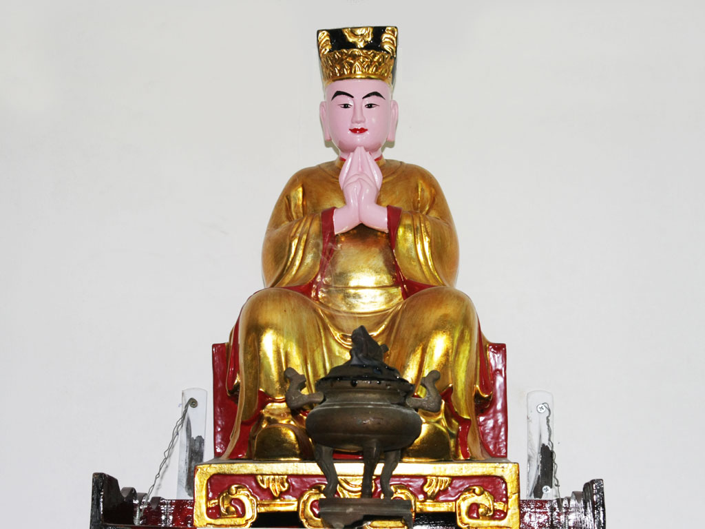 Đền thờ Tuệ Tĩnh thiền sư hiện ở xã Cẩm Văn, Cẩm Vũ, ở chùa Hải Triều làng Yên Trung, nay là chùa Giám, xã Cẩm Sơn, huyện Cẩm Giàng.