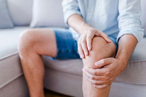 Trị khớp gối đau mỏi, chân tay lạnh bằng y học cổ truyền