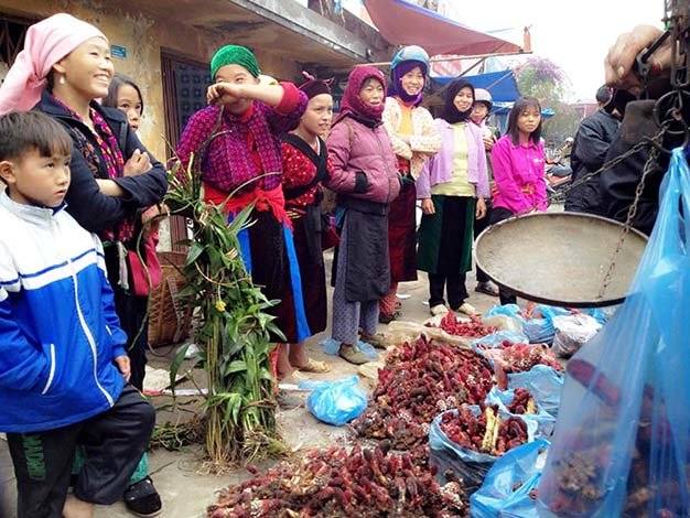 nguoi-dan-bay-ban-nam-ngoc-cam-giua-duong