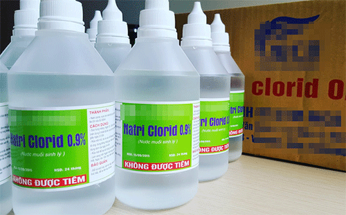 Xúc miệng nhiều lần bằng nước muối để chữa nhiệt miệng