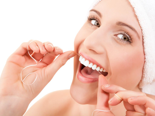 Sử dụng chỉ nha khoa để loại bỏ thức ăn dư thừa