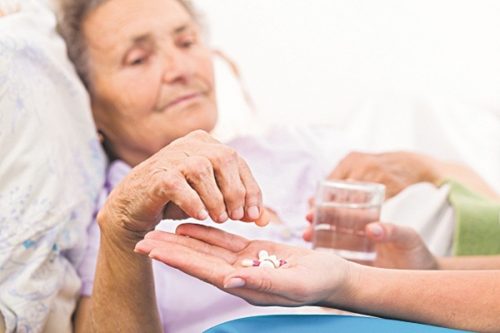 Người cao tuổi cần phải lưu ý khi sử dụng thuốc