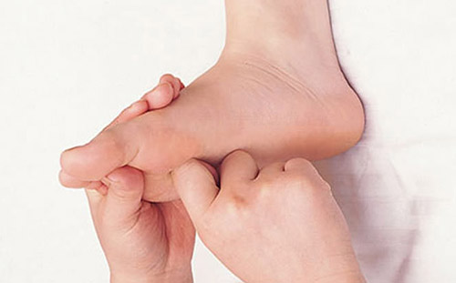 Xác định huyệt dũng tuyền để chữa trị bệnh viêm mũi dị ứng