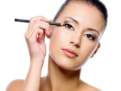 Bạn cũng nên trang điểm thêm cho đôi mắt để che khuyết điểm