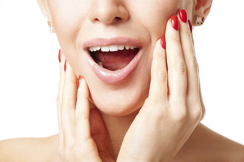 Viêm tuyến nước bọt mang tai làm sưng to cả một vùng