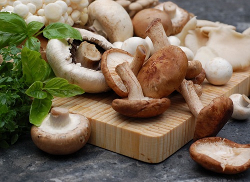Món ăn bài thuốc YHCT điều trị cao huyết áp từ nấm hương