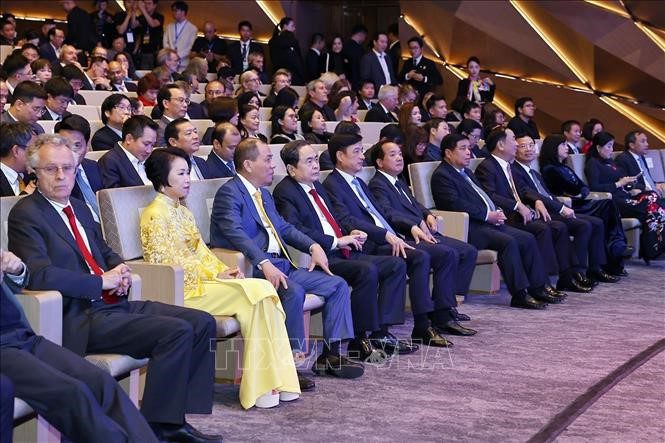 vna potal chu tich quoc hoi du le trao giai vinfuture nam 2025 stand 1